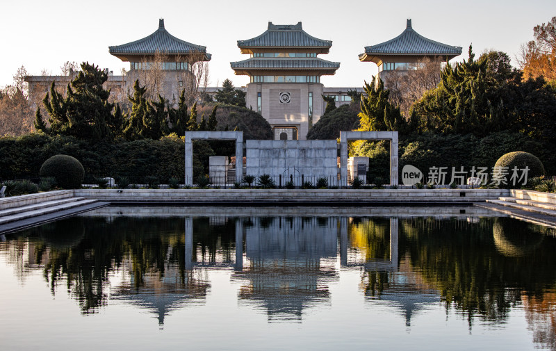 雨花台纪念馆中式建筑前的水池景观