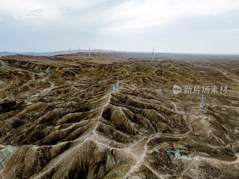 甘肃张掖，红土丹霞地带的公路航拍