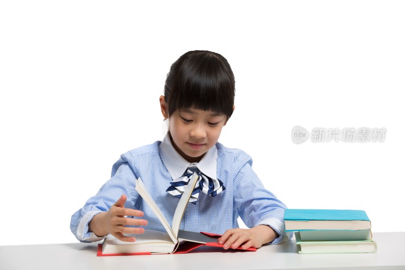 小女孩坐在课桌前看书