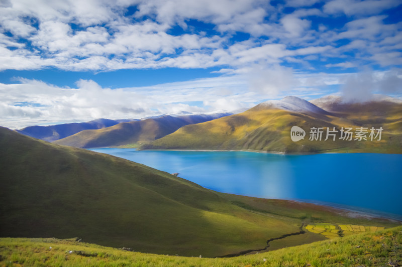 西藏羊湖山水自然风景