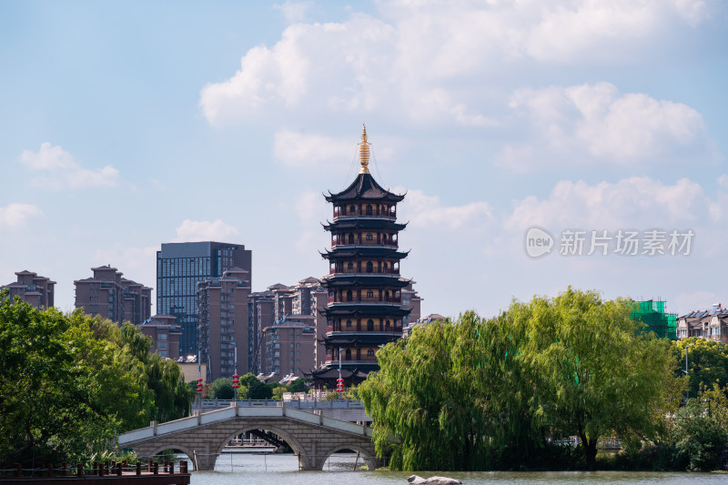 晴朗的午后，远眺泰州南山寺宝塔