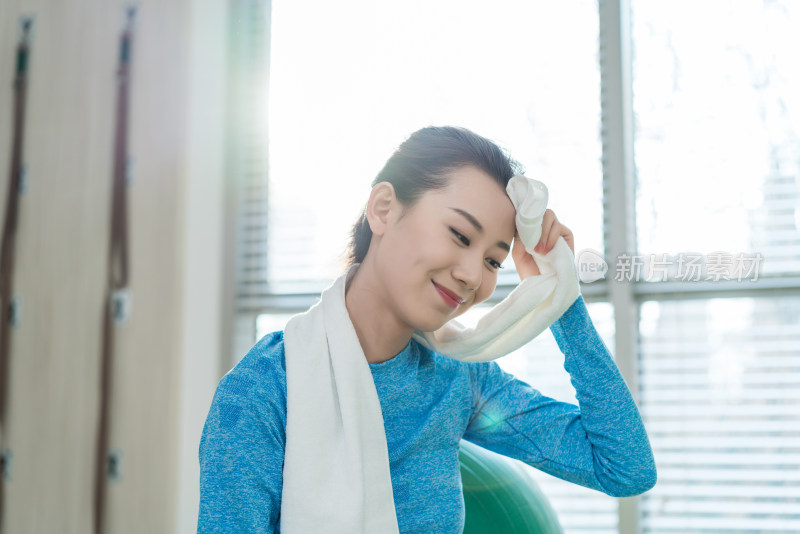 年轻女子室内健身