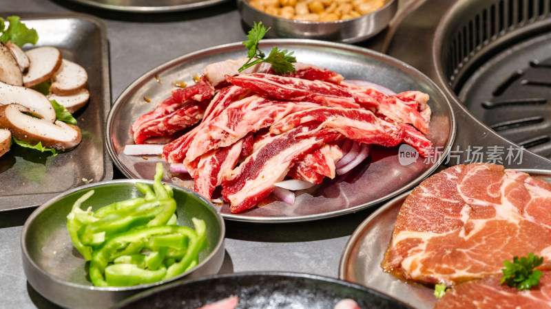 餐桌上的牛肉烤肉美食多角度特写