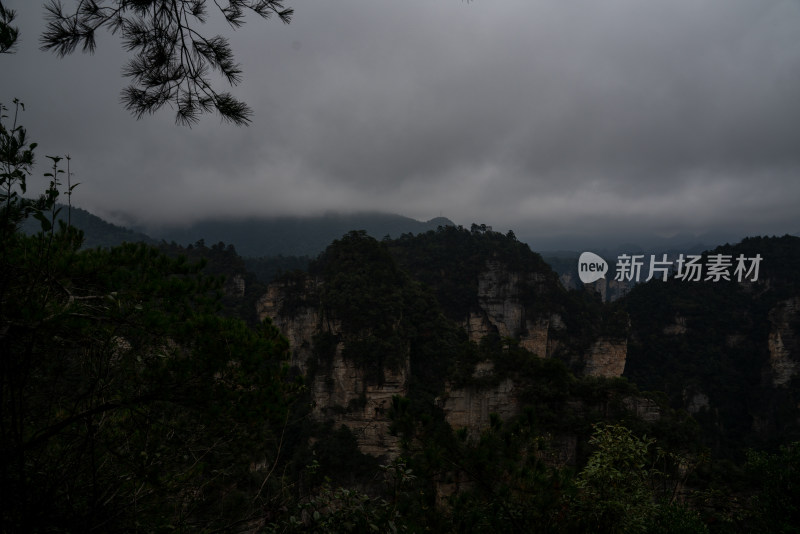 云雾缭绕的张家界奇峰异石景观