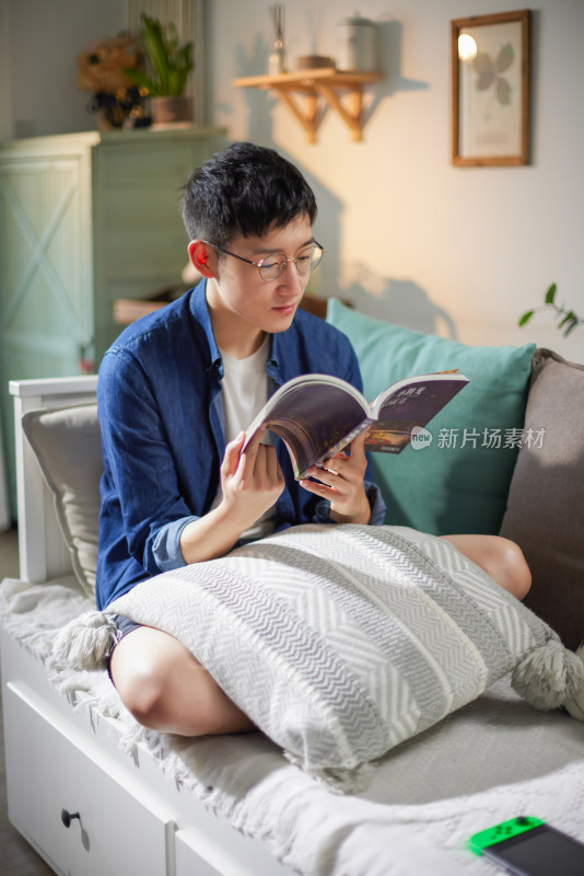 年轻男人在家看书