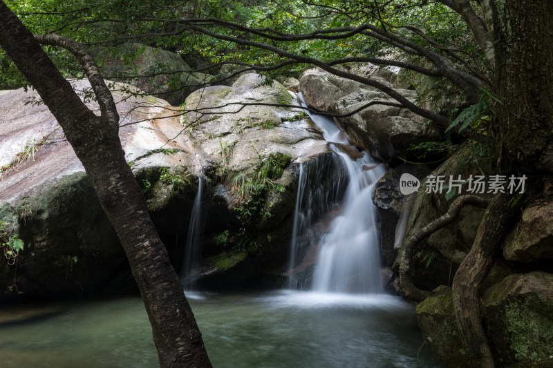 山谷中的涓涓细流