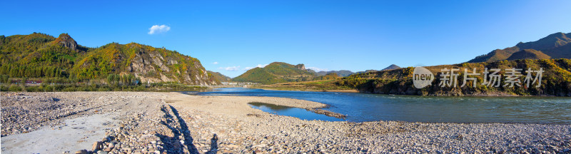 中朝边境鸭绿江沿岸秋季风光全景图