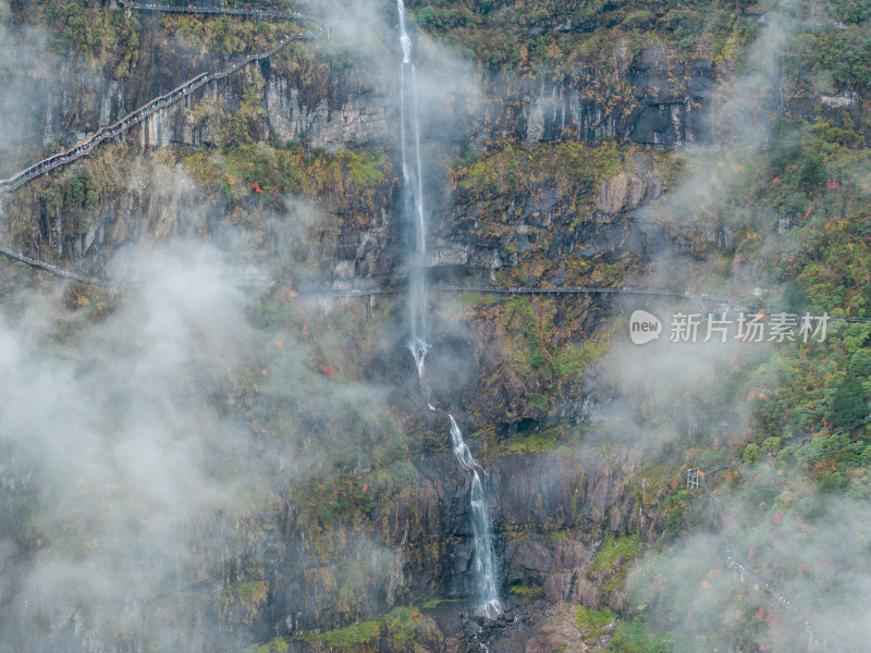 秋天四川瓦屋山云雾中的兰溪瀑布