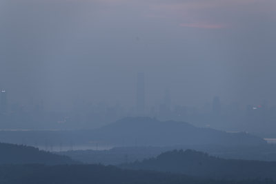 山间眺望远处城市的朦胧景致