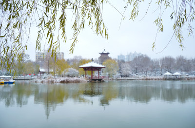 公园湖泊雪景