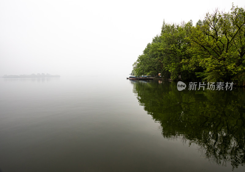 杭州西湖长桥公园雷峰塔雾色景观