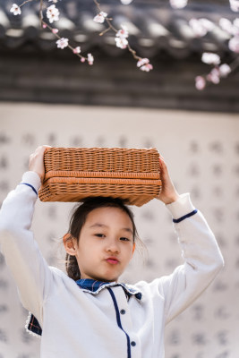 春天在北京爨底下村游玩踏青的中国女孩