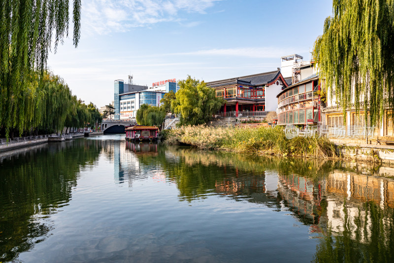 济宁老运河越河河道桥梁城市建筑倒影景观