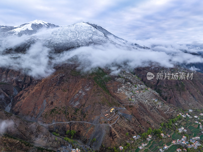 四川阿坝州金川梨花藏寨雪山高空航拍