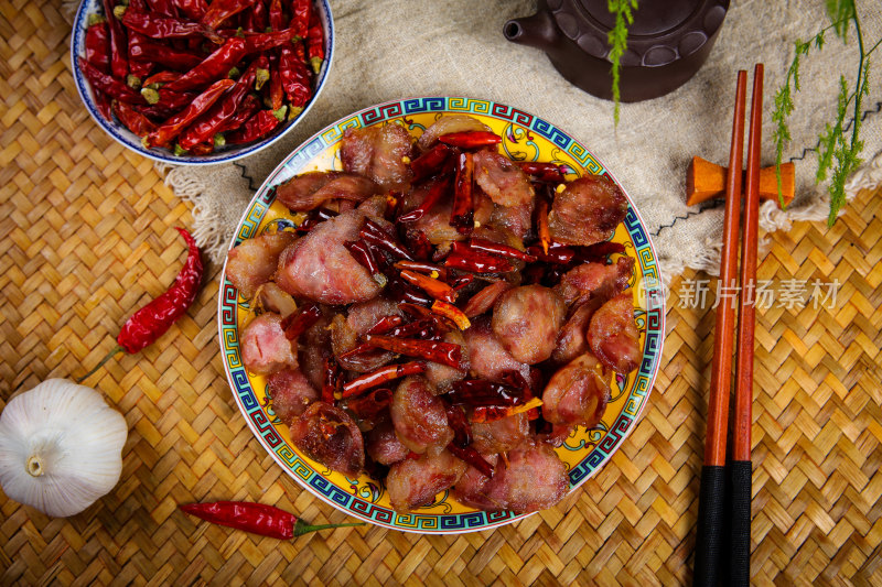 香辣美味的炒腊肠