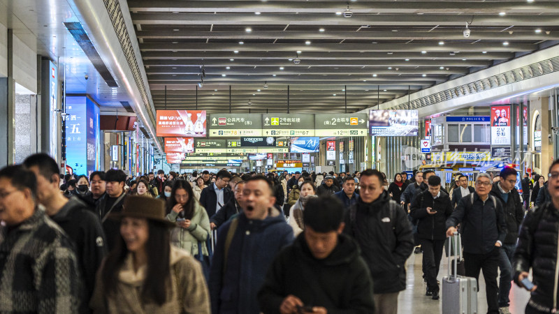 人来人往的火车站内人头攒动景象