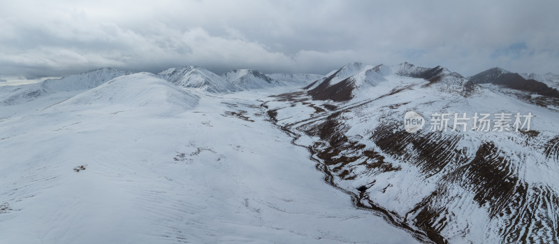 航拍青海德马高速旁的挝卓依垭口雪山