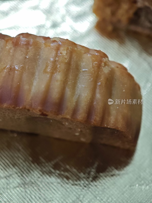 切开的月饼展示内部馅料特写