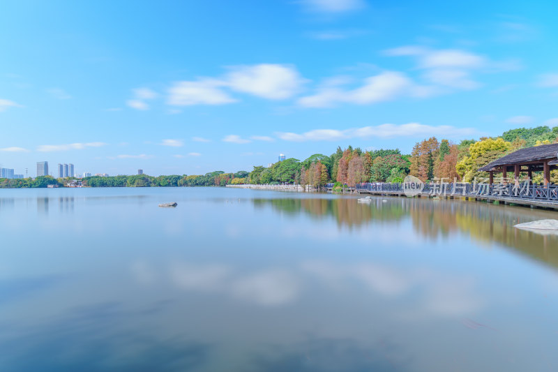 广州海珠湖公园蓝天白云湖面倒影自然风光
