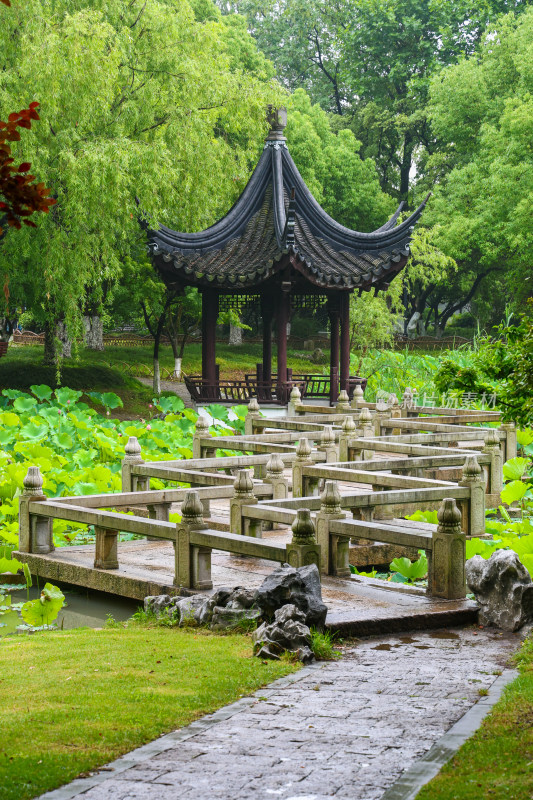 梅雨季节的苏州昆山亭林园