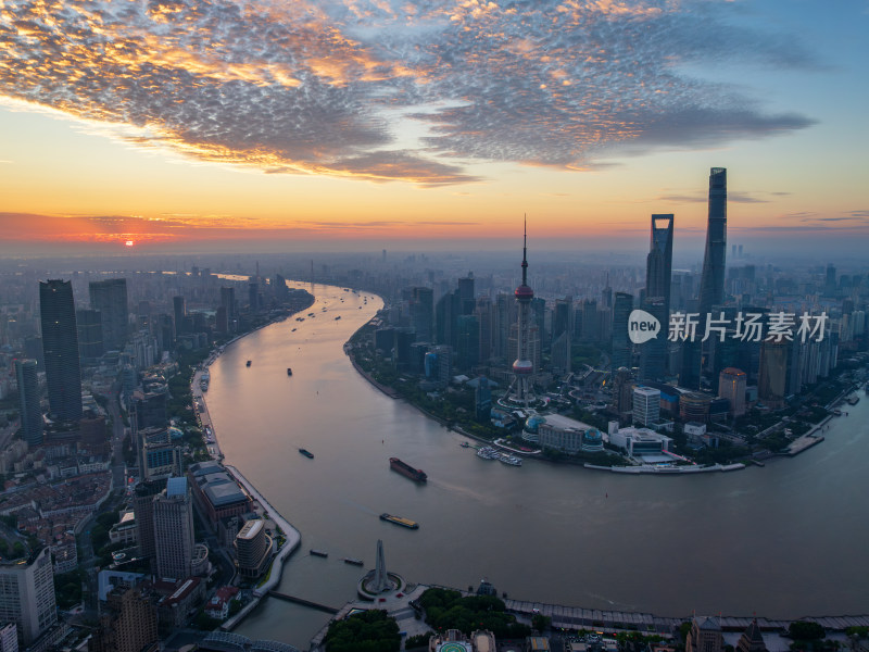 日出时分的上海陆家嘴三件套与黄浦江