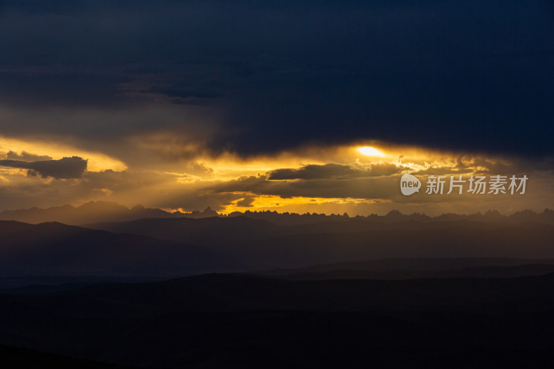 青藏高原远处山脉日落晚霞