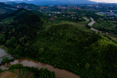 南方山川丘陵蓝天白云航拍摄影图