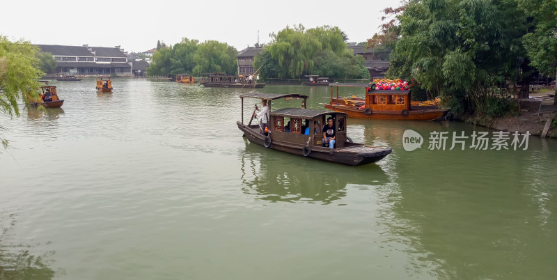 水乡河道游客乘船游览景象