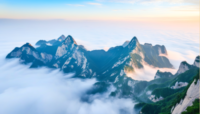 云雾缭绕的壮丽华山山景