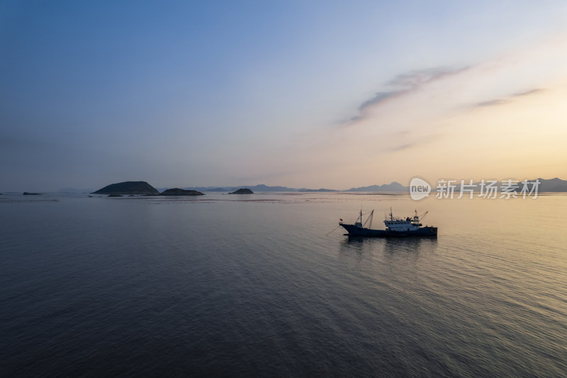 夕阳下海上渔船自然风光