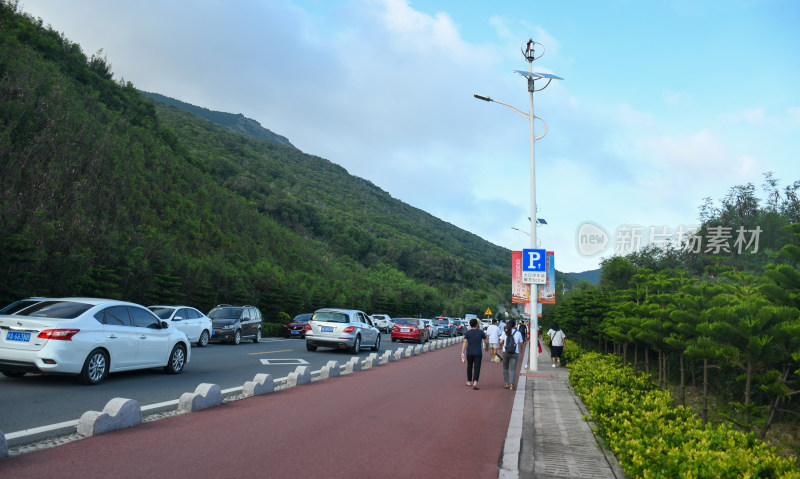 路边行人与停放车辆场景