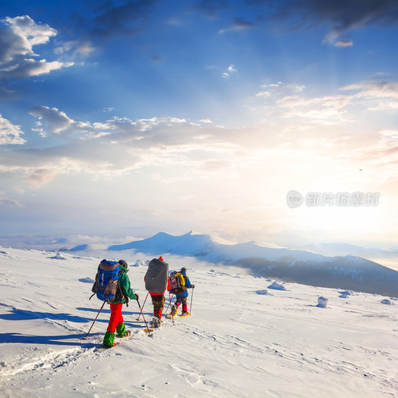 雪山徒步旅行者背影