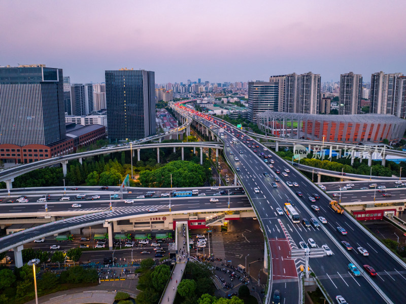 航拍上海汶水路立交桥城市晚高峰车来车往