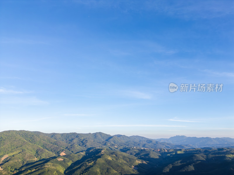 航拍蓝天白云下山峦叠翠的自然风光