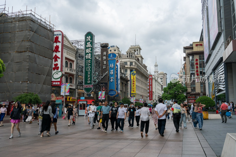 上海市黄浦区南京路步行街上休闲的游客