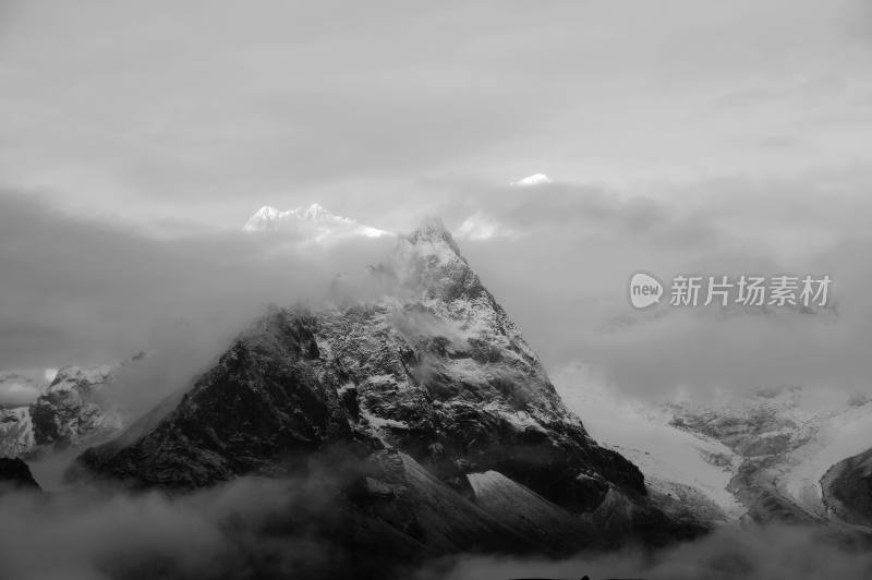 云雾中雪山山峰自然风景