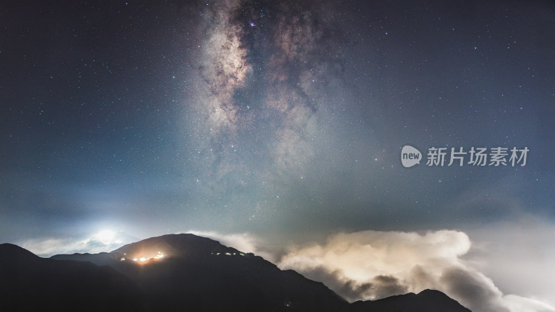 武功山山间夜景星空璀璨云雾缭绕的壮观景象