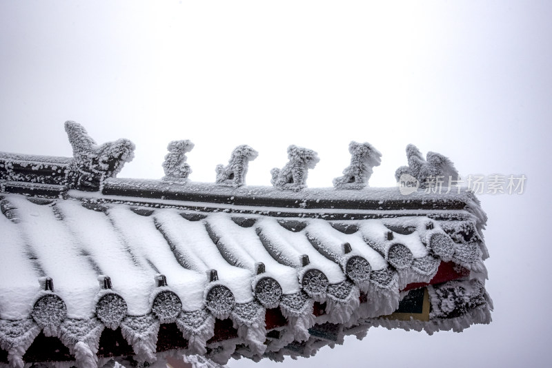 古建筑房檐大雪冰冻