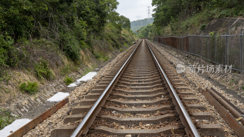 平盐铁路铁轨穿行于深圳塘坑背水库群碧道
