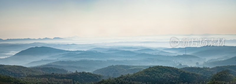 全景云雾中山脉自然风景