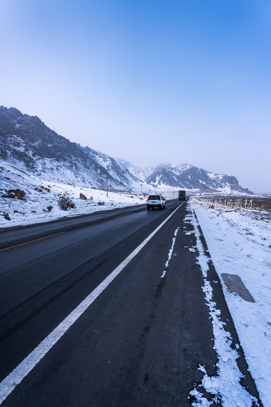 新疆冬季雪地公路