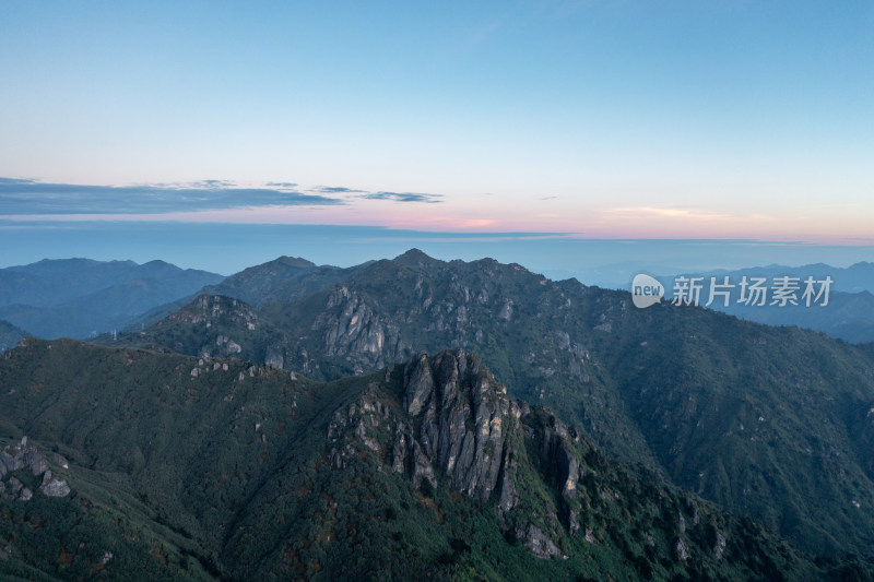 晨光中群山绵延的壮丽景象