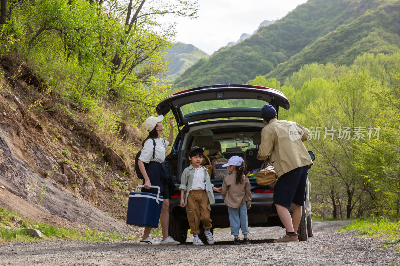 幸福的一家人郊外旅行