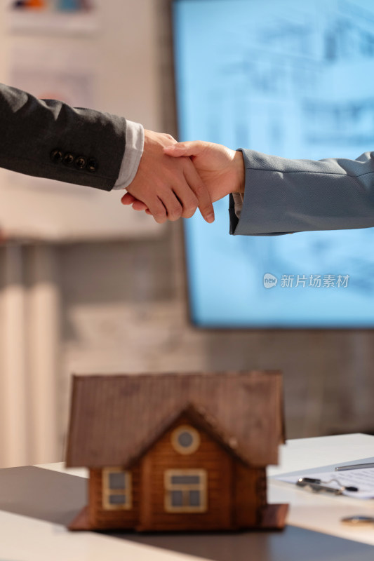 房地产销售和顾客握手