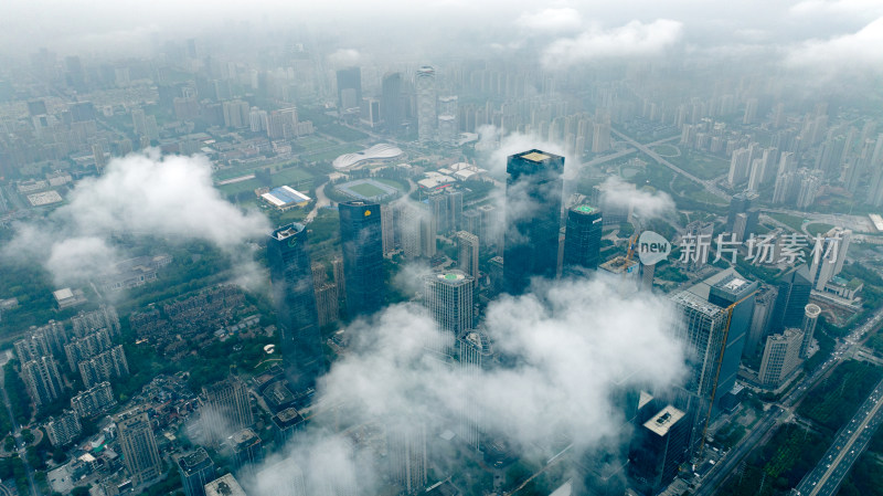 云雾中城市建筑航拍全景