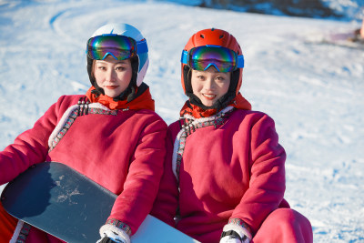 在滑雪场进行滑雪运动的年轻女性