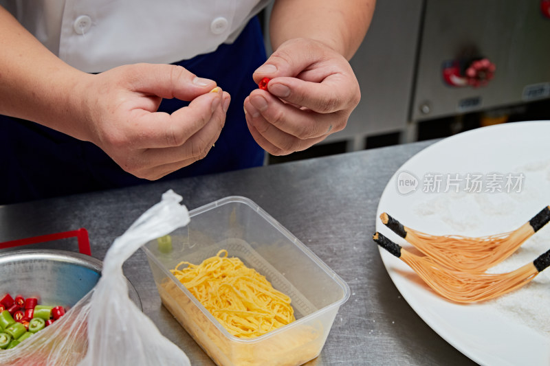 人与食物紧张忙碌的中餐厨房