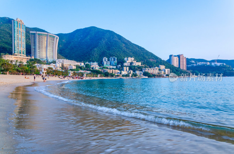 香港浅水湾滨海沙滩与半山城市豪宅建筑