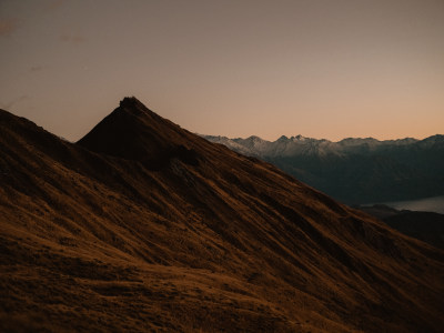 新西兰Roys Peak 日出时刻的罗伊峰山顶