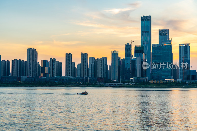 长沙湘江沿岸湖南金融中心建筑群夕阳风景